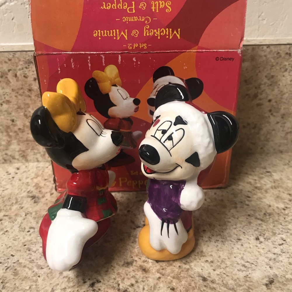 DISNEY MICKEY & MINNIE KISSING SALT AND PEPPER
